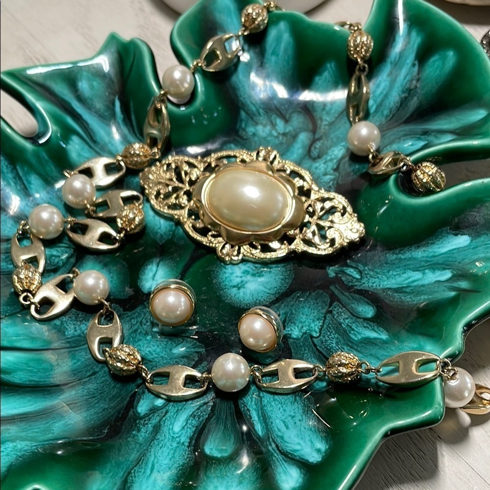 Gold and Cream Pearlescent Oval Brooch with Filigree Design - Picture 10 of 13